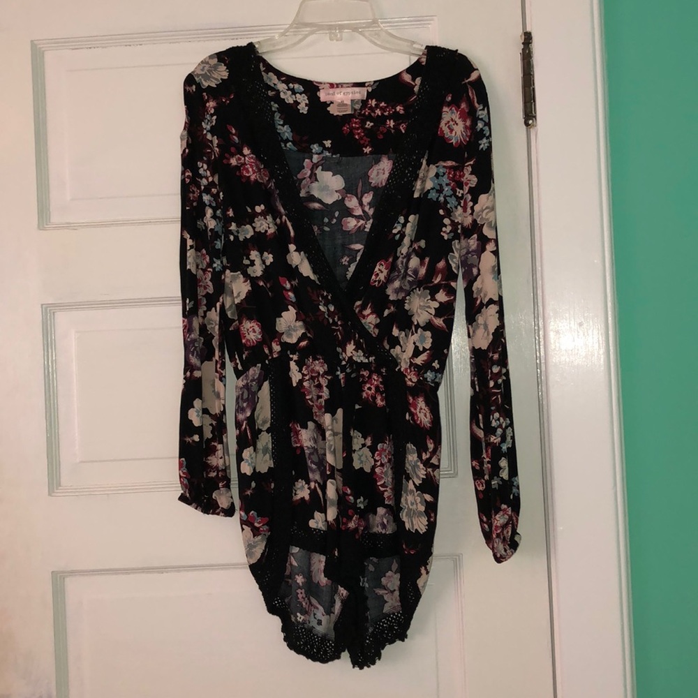 Low Cut Romoer with Floral Pattern and Long Sleeve